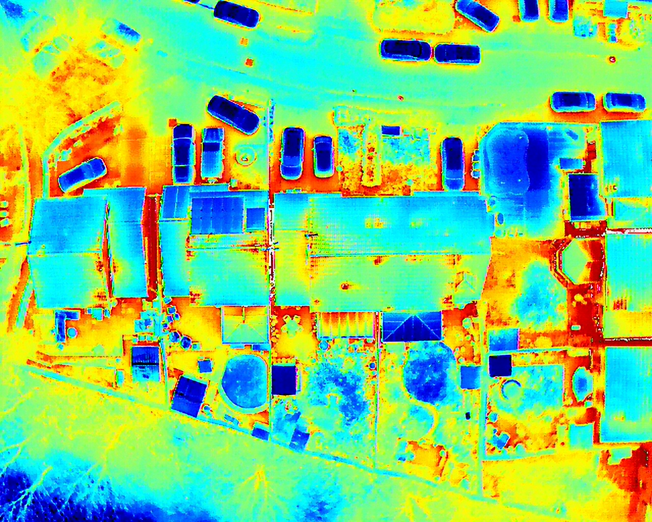 Thermal IR drone photography of houses during the freeze of 2026. THe blue areas are very cold and are emitting very little thermal IR.